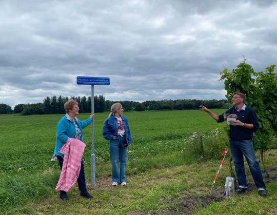 Rudy en 2 dames bij het straatnaambord van de Marius van Stokkumlaan