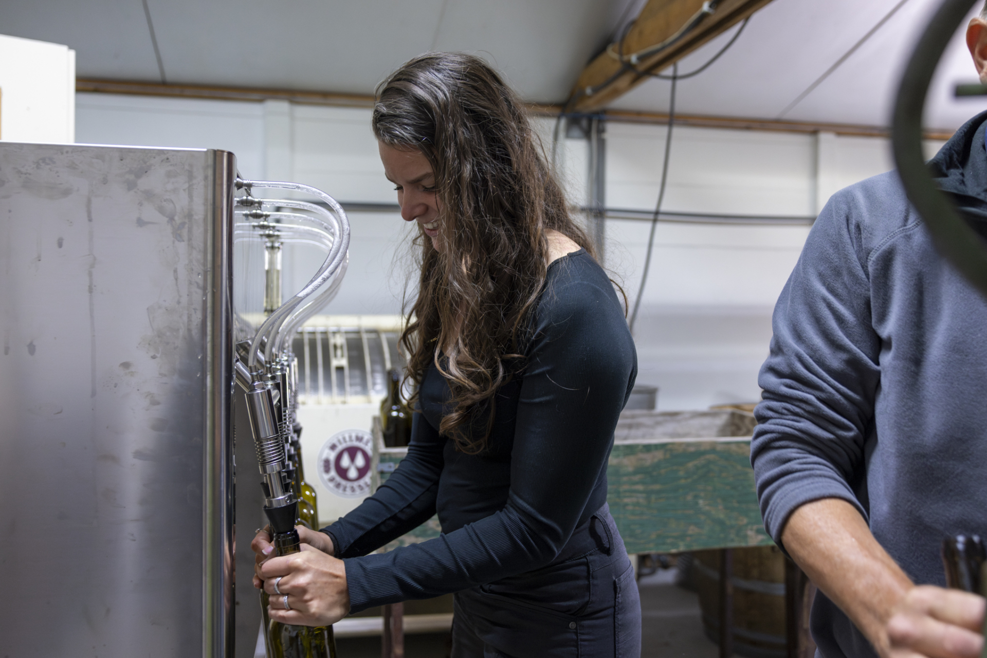 Chantal vult een wijnfles