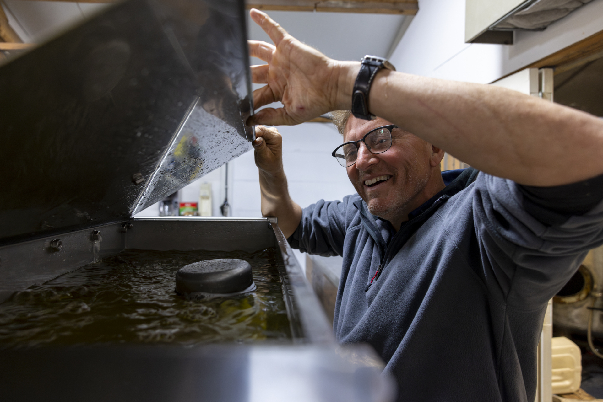 Rudy kijkt in een tank